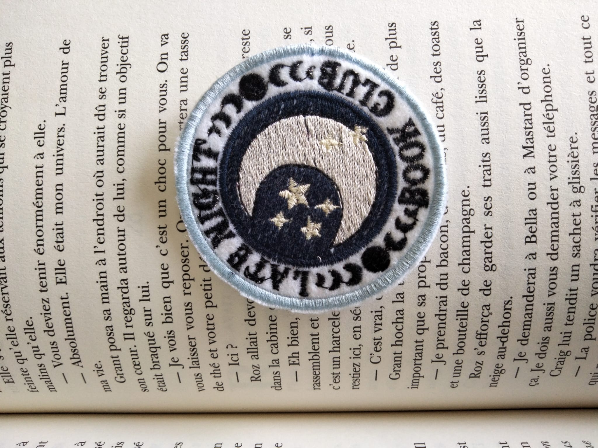 Écusson brodé Night Book Club – Lune et étoiles, Création Broderie & Grimoire