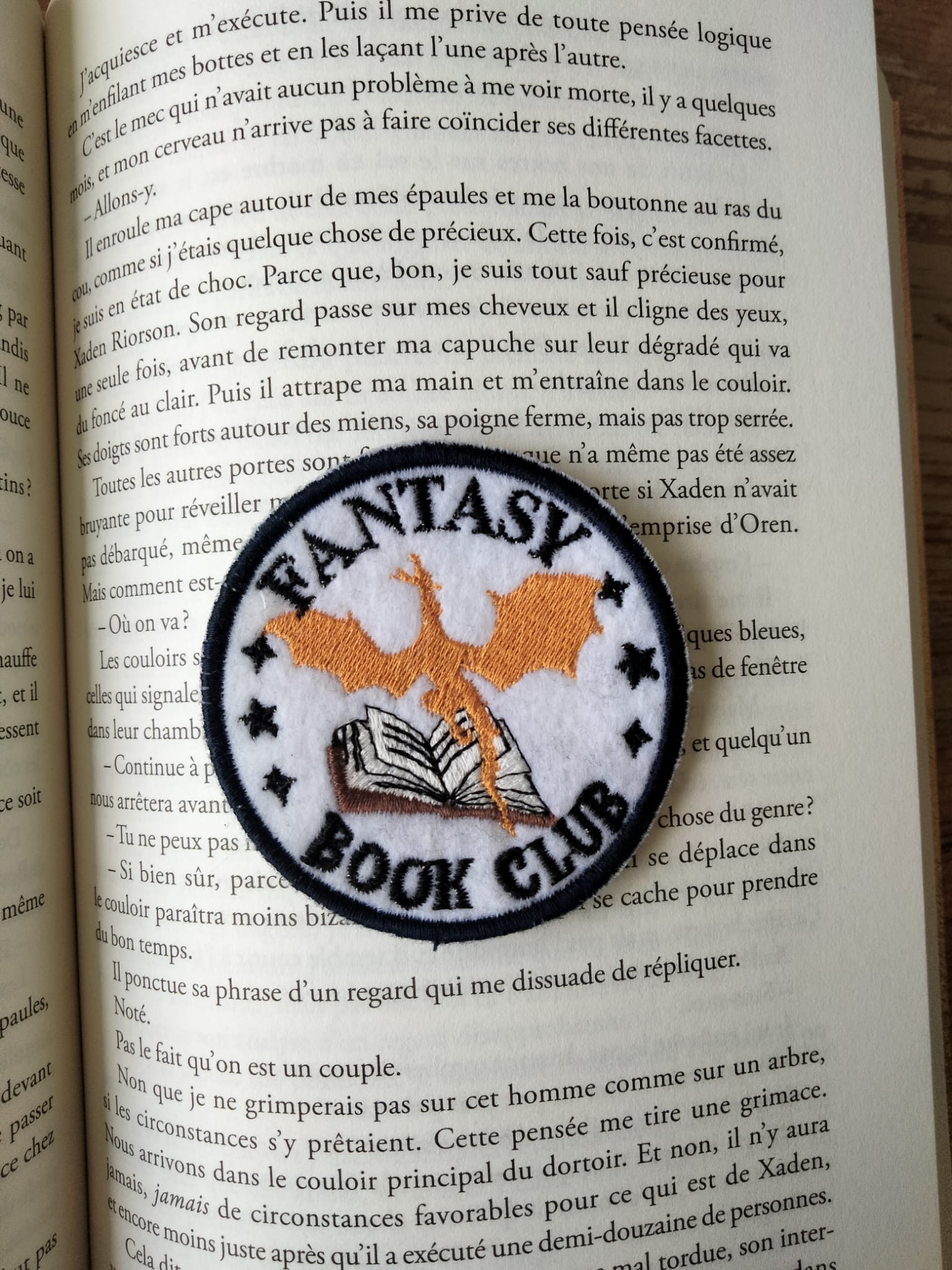 Écusson brodé “Fantasy Book Club” – Création Broderie & Grimoire