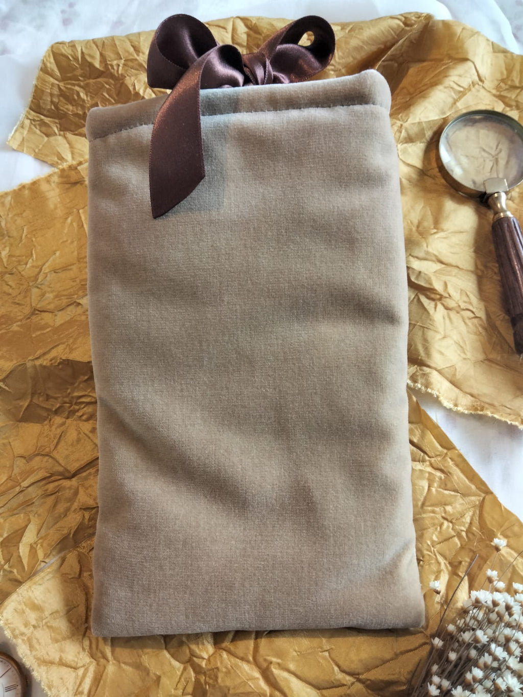 Pochette à livre “A History of Magic” – Broderie & Grimoire