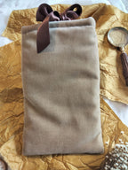 Pochette à livre “A History of Magic” – Broderie & Grimoire