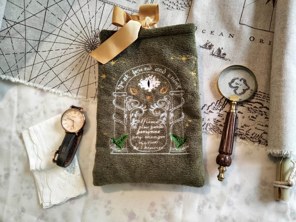 Pochette à livre “La Moria” – Broderie & Grimoire