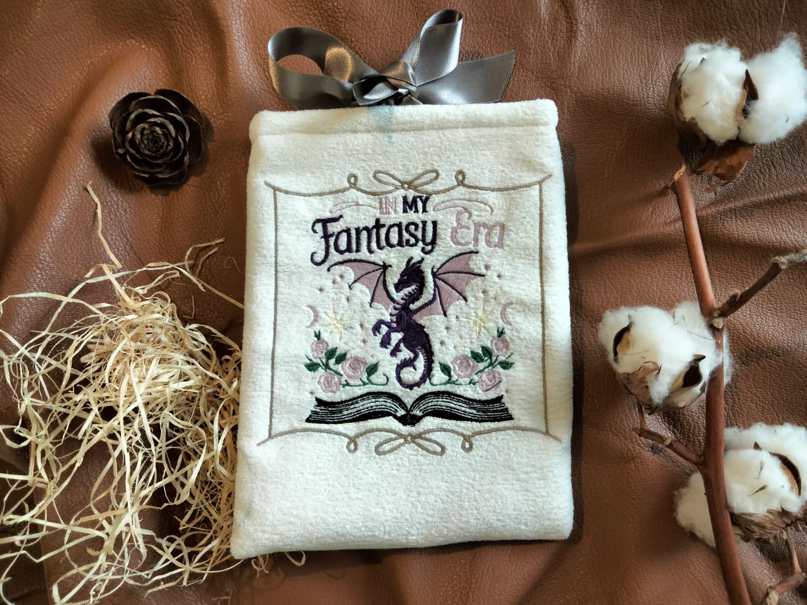 Pochette à livre “Fantasy Era” – Broderie & Grimoire