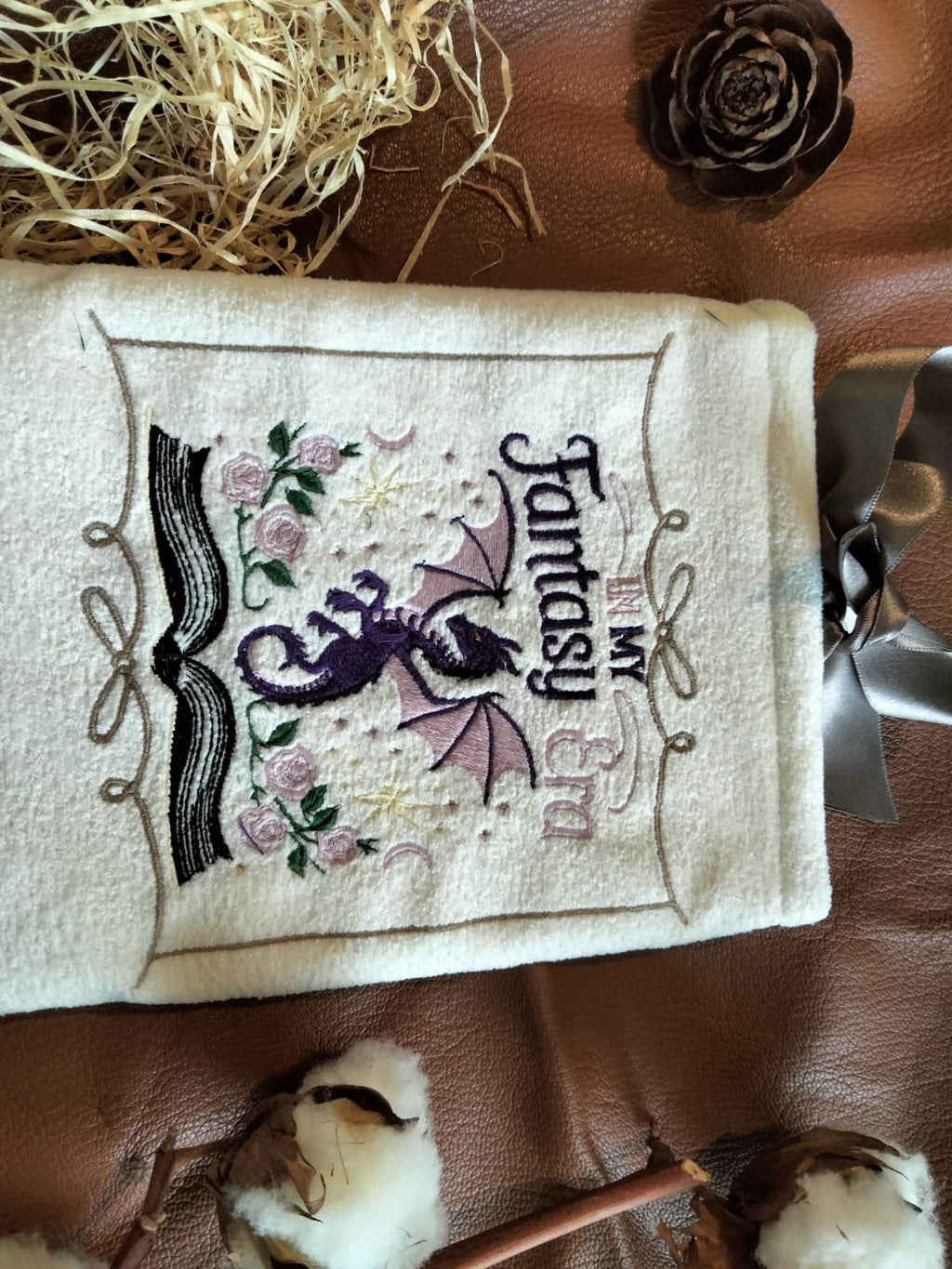 Pochette à livre “Fantasy Era” – Broderie & Grimoire