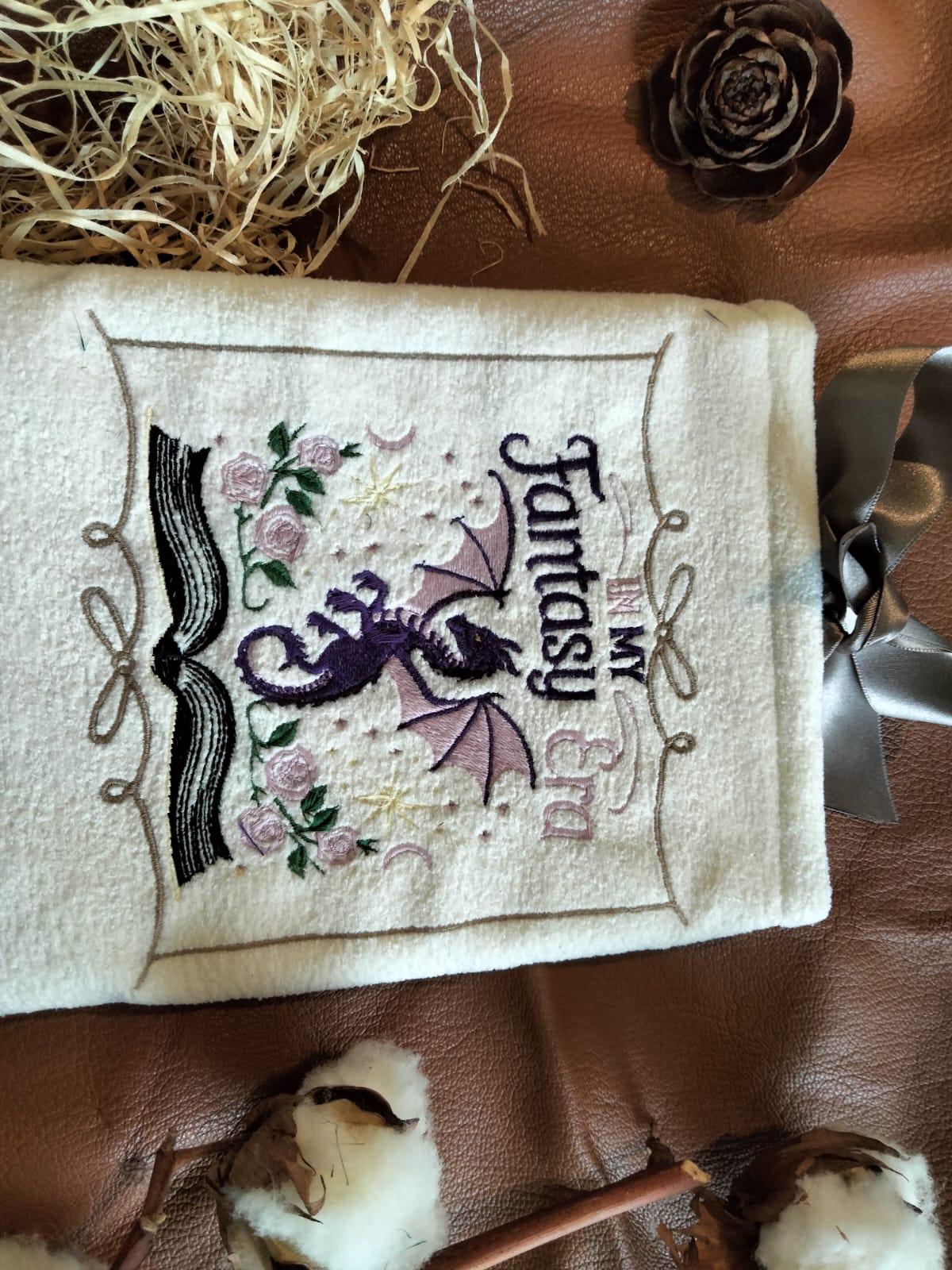 Pochette à livre “Fantasy Era” – Broderie & Grimoire